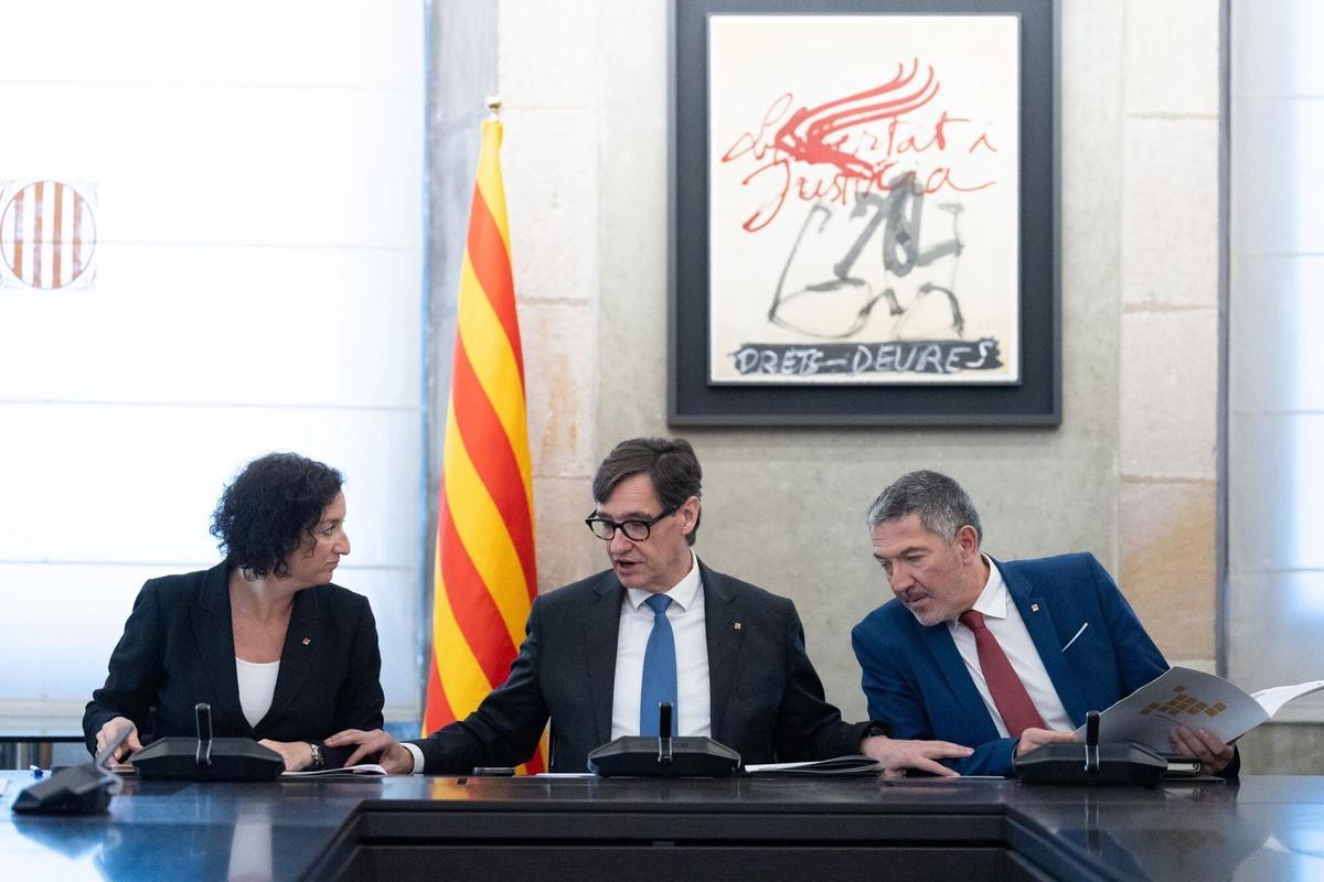 El presidente de la Generalitat, Salvador Illa, acompañado por el conseller de Empresa, Miquel Sàmper, y por la consellera de Economía, Alicia Romero, durante una reunión en el Palau de la Generalitat para dar respuesta a los aranceles del 20% interpuestos por el presidente de los Estados Unidos a la Unión Europea.