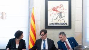 El presidente de la Generalitat, Salvador Illa, acompañado por el conseller de Empresa, Miquel Sàmper, y por la consellera de Economía, Alicia Romero, durante una reunión en el Palau de la Generalitat para dar respuesta a los aranceles del 20% interpuestos por el presidente de los Estados Unidos a la Unión Europea. 