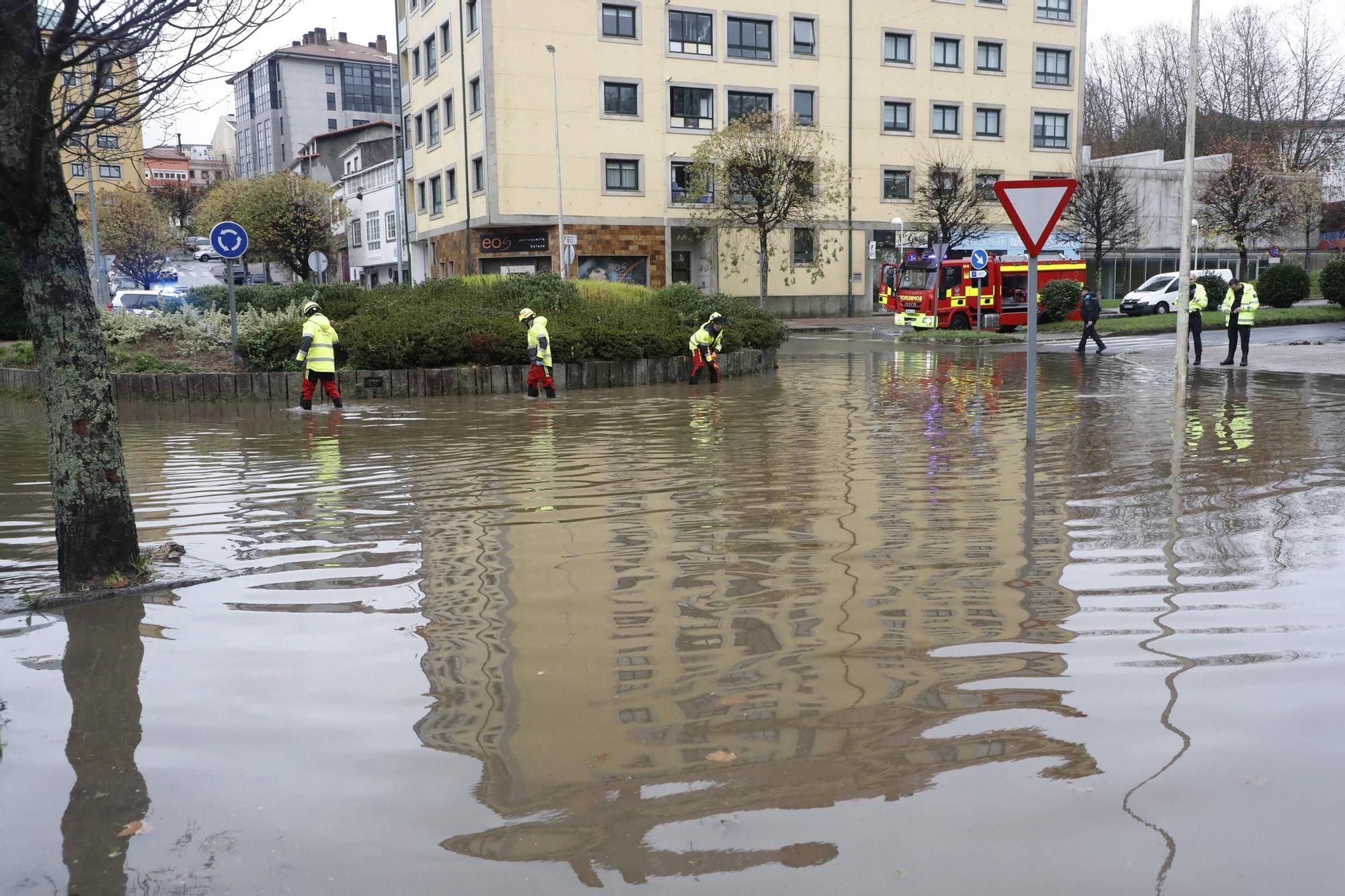 Una tromba de agua inunda de nuevo la rotonda Fontes do Sar