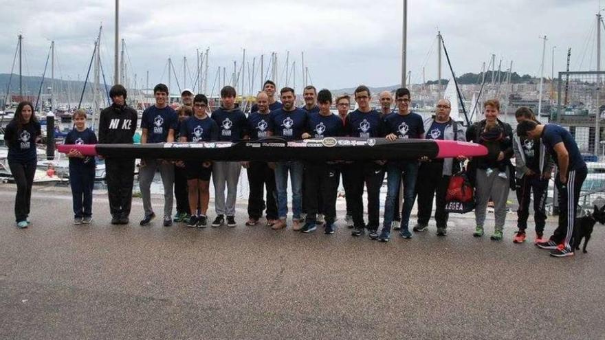 Iván Alonso, junto a los integrantes del Club Piragüismo Olívico, en Bouzas.