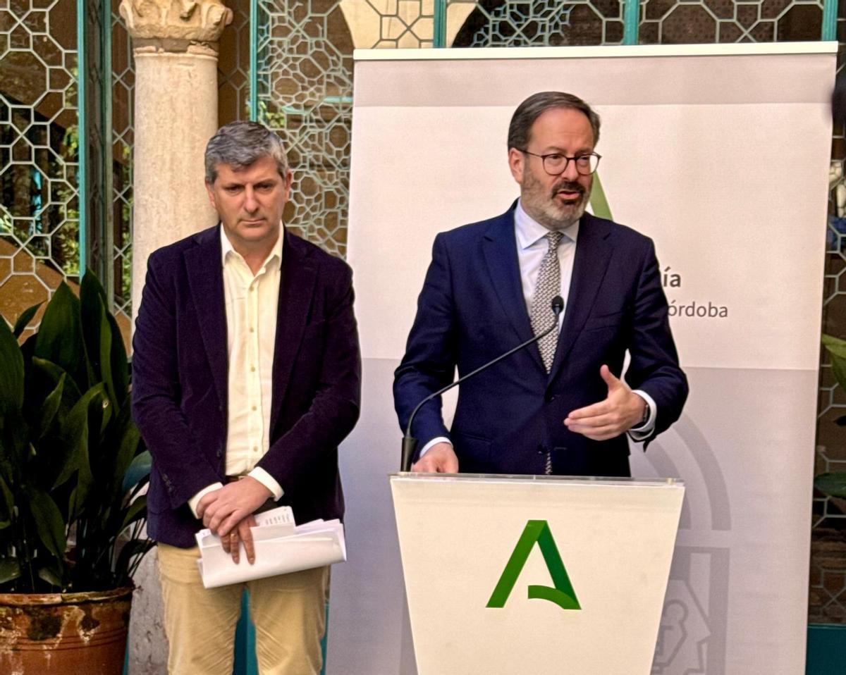 Los delegados de Medio Ambiente, Francisco Acosta, y del Gobierno, Adolfo Molina, en rueda de prensa este jueves.