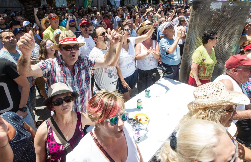 Imágenes del ambiente en la quinta mascletà de Hogueras