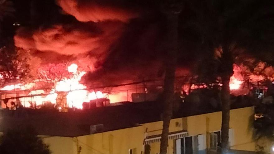 Un gran incendio calcina el camping de Bolnuevo en Mazarrón