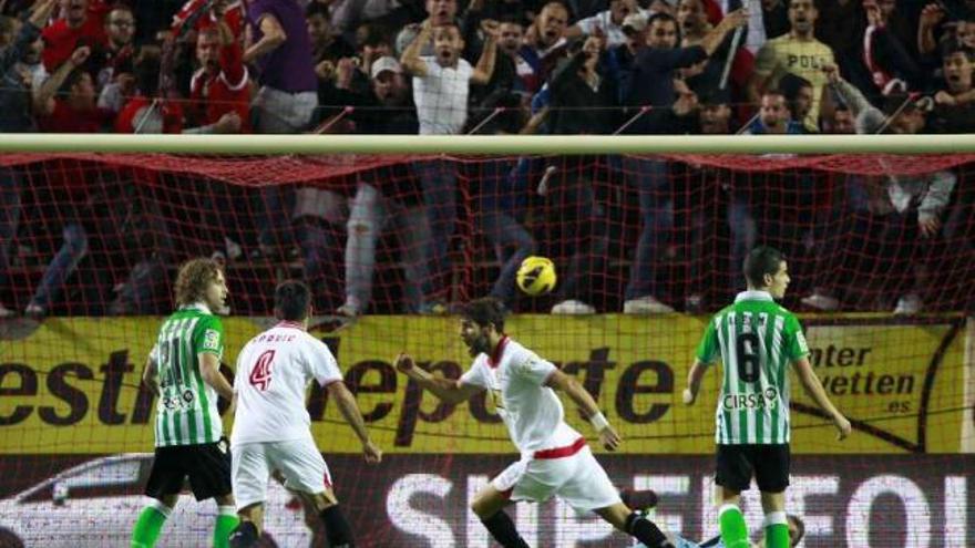 Fazio, del Sevilla, celebra el segundo gol del Sevilla a los cinco minutos de juego. // Marcelo del Pozo