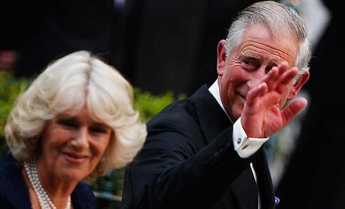 El príncep Carles i la seva dona, Camil·la, arriben al sopar de recepció previ al casament del seu fill Guillem i Kate Middleton.
