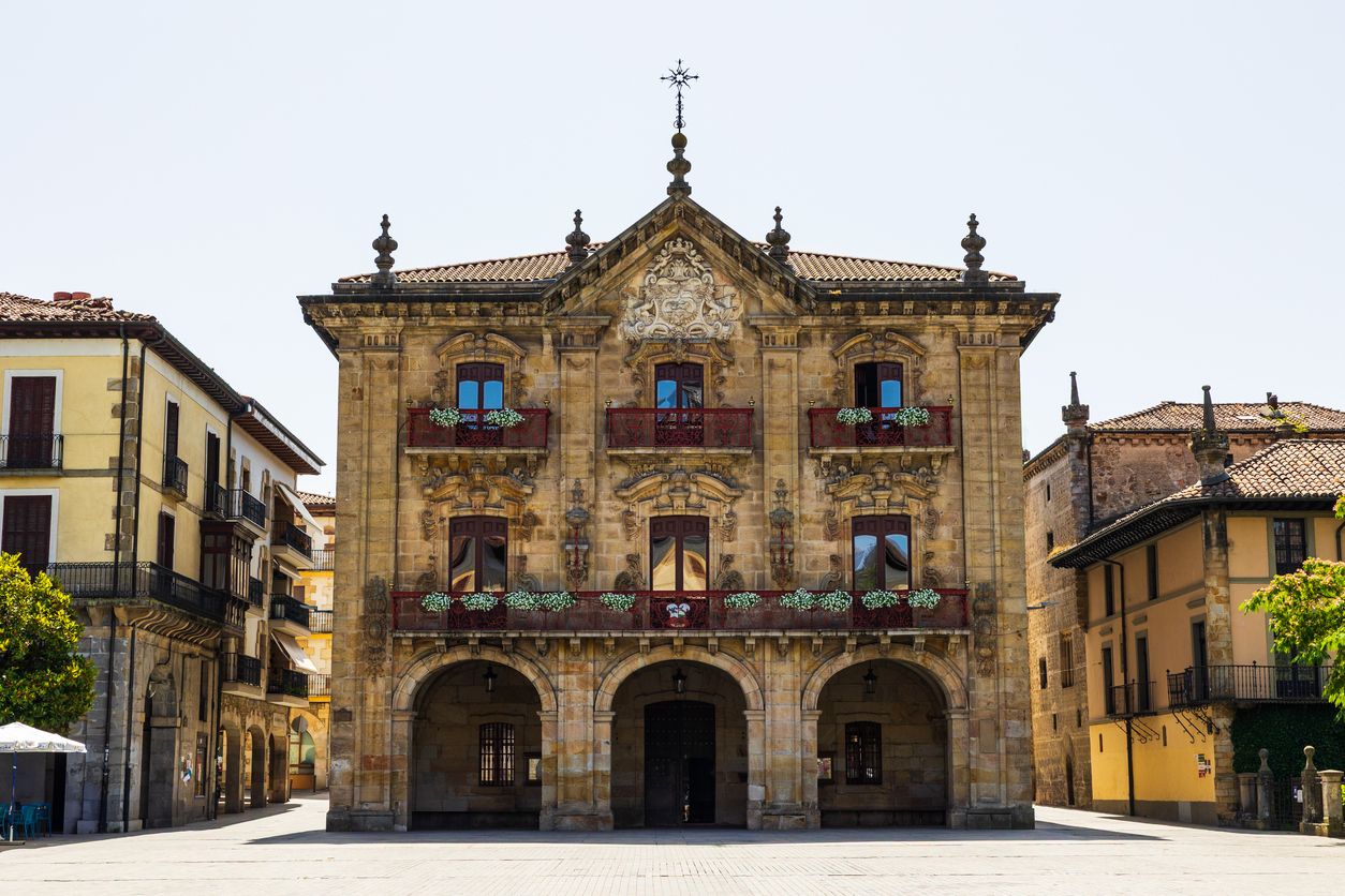 La fachada del Ayuntamiento de Oñate