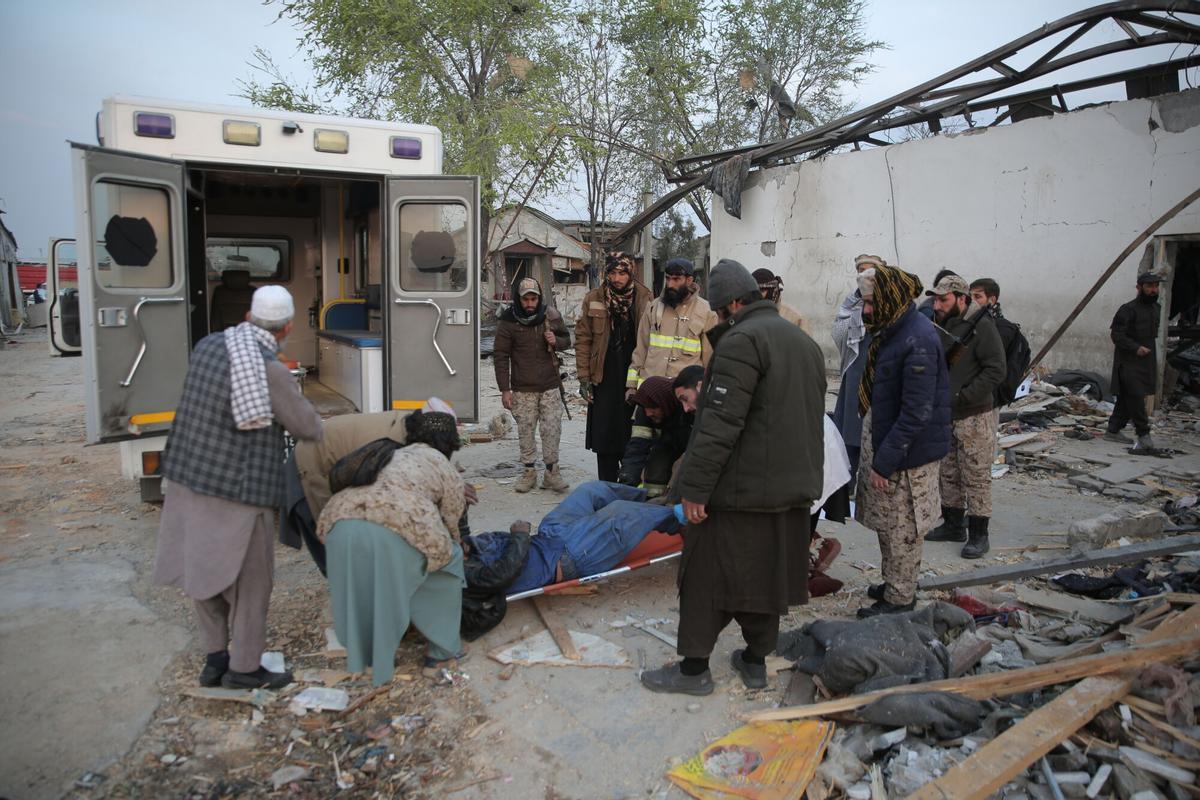Las víctimas de los presuntos ataques aéreos pakistaníes en Kabul son evacuadas.