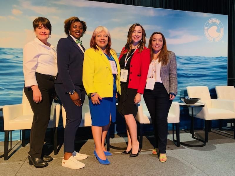 Luz, junto a sus compañeras del comité de mujeres del Offshore Technology Conference, la principal reunión anual del petróleo.