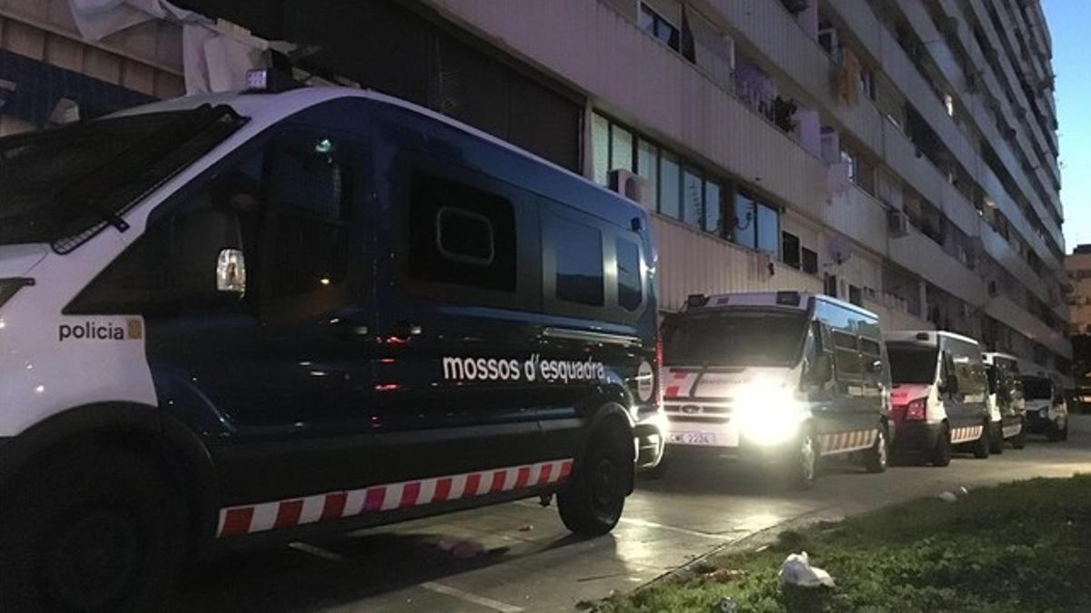 Vehículos de los Mossos durante la redada antidroga realizada en La Mina.