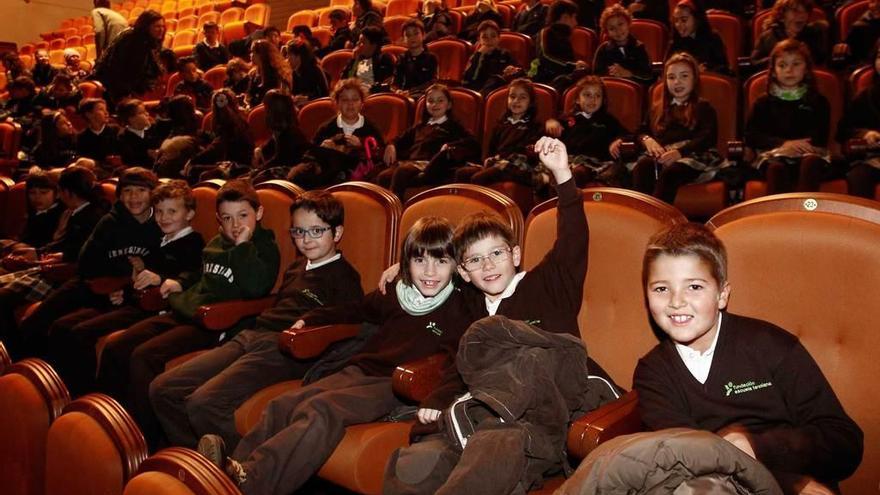 Niños de distintos colegios, ayer, en el teatro Filarmónica.