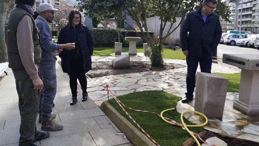 Alumnos del plan de empleo durante la reforma del jardín de Xeral Rubín.