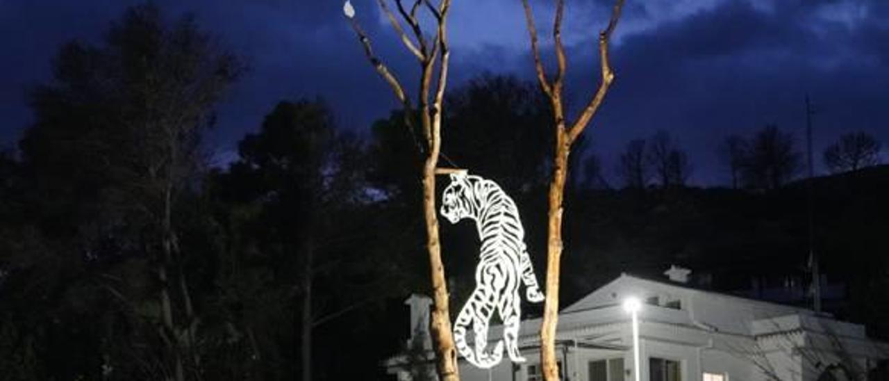 La escultura del tigre instalada en la parcela del vecino de la urbanización Montepino.