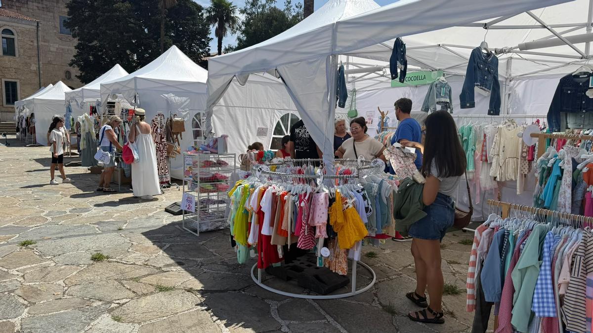Postos da feira Pop-Up na alameda de Noia.