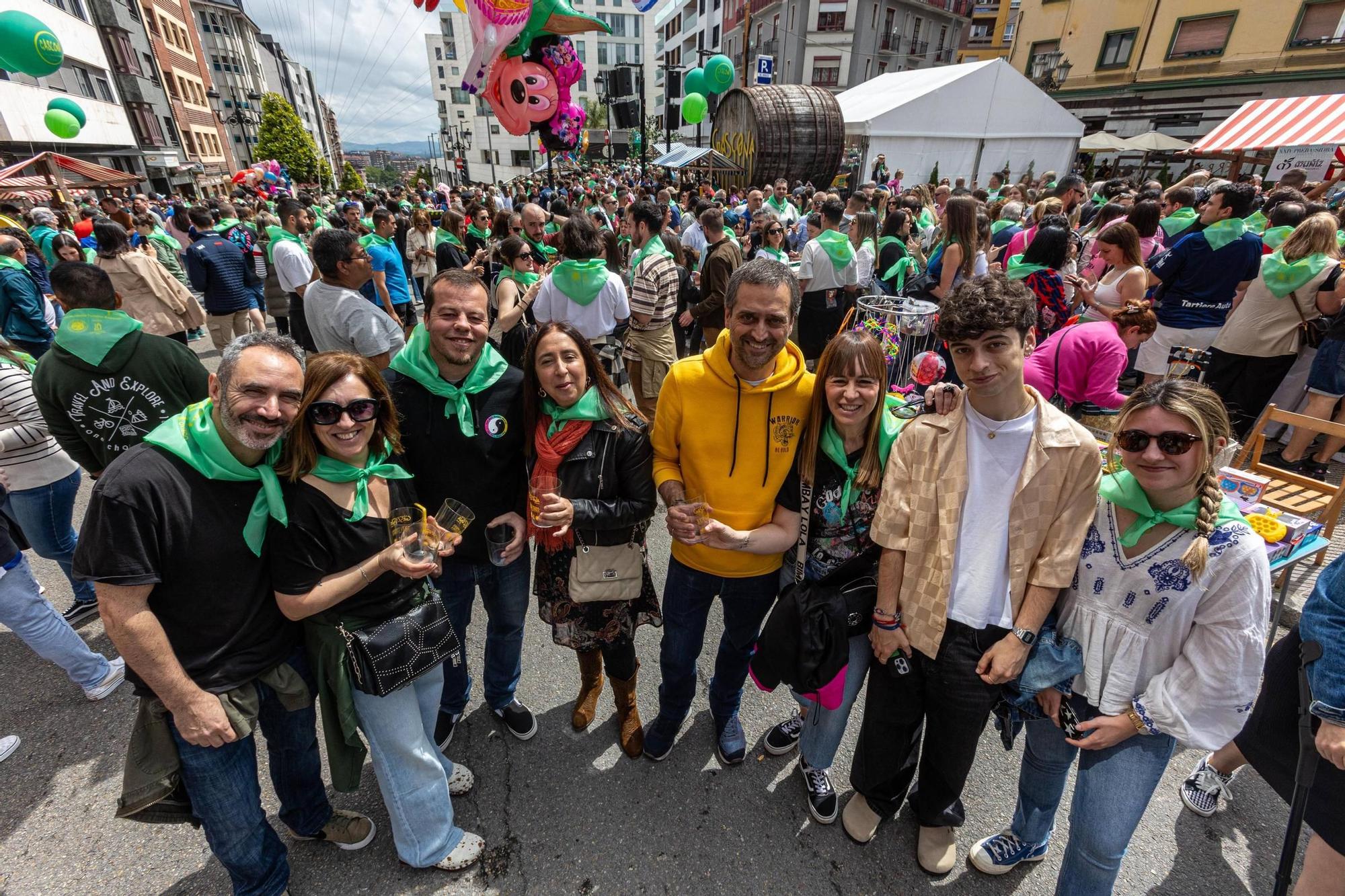 EN IMÁGENES: El buen tiempo y el oviedismo maridan una preba de la sidra multitudinaria en Gascona