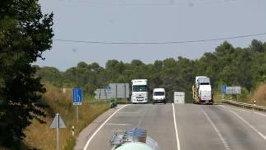 Camions circulant per l´N-II, en una imatge d´arxiu