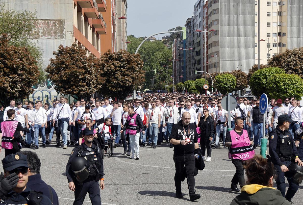 Balaídos se prepara para el Celta-Friburgo: miles de aficionados llegan al estadio en la previa