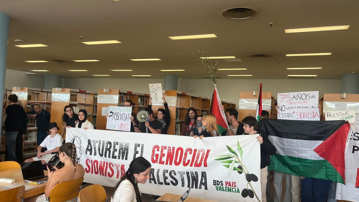 Protestas en la Biblioteca de la UA bajo el lema "paremos el genocidio sionista en Palestina"