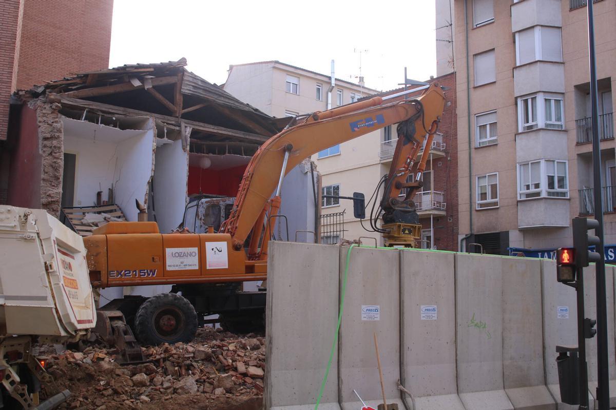 Trabajos de derribo del edificio expropiado.