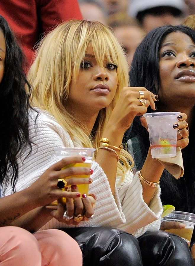 Rihanna con el pelo rubio platino