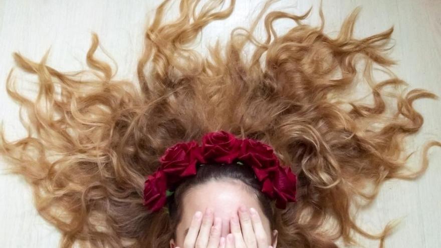 Una mujer con cabello largo.