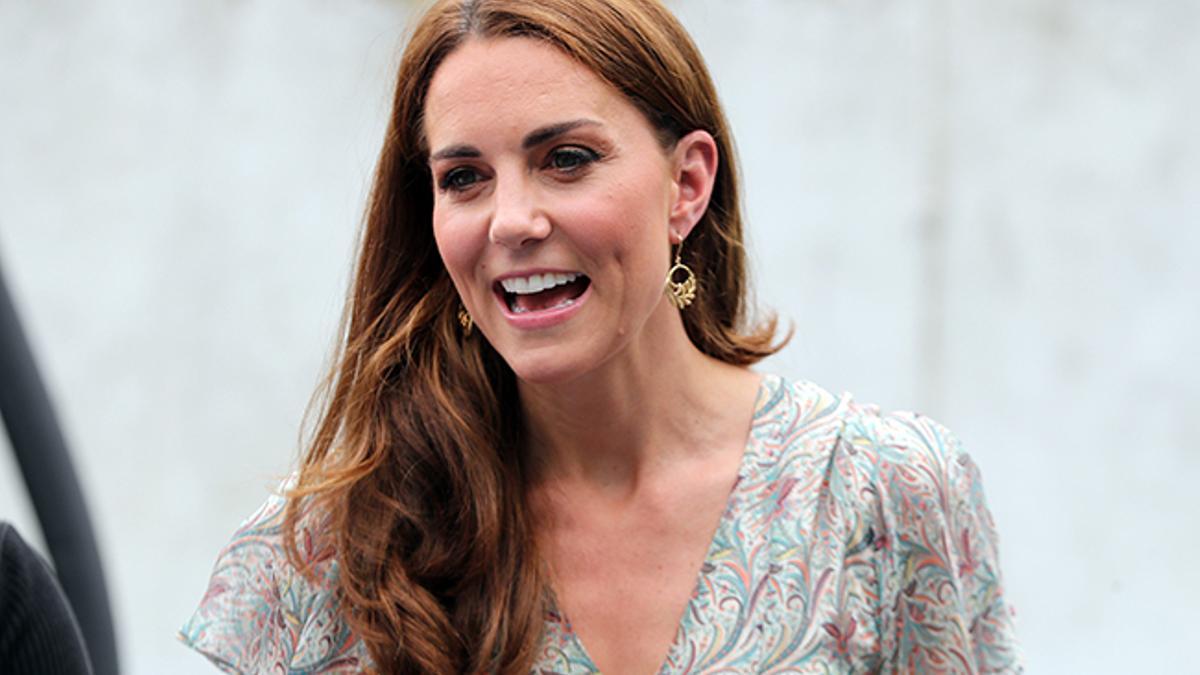 Kate Middleton con un vestido paisley y el pelo suelto