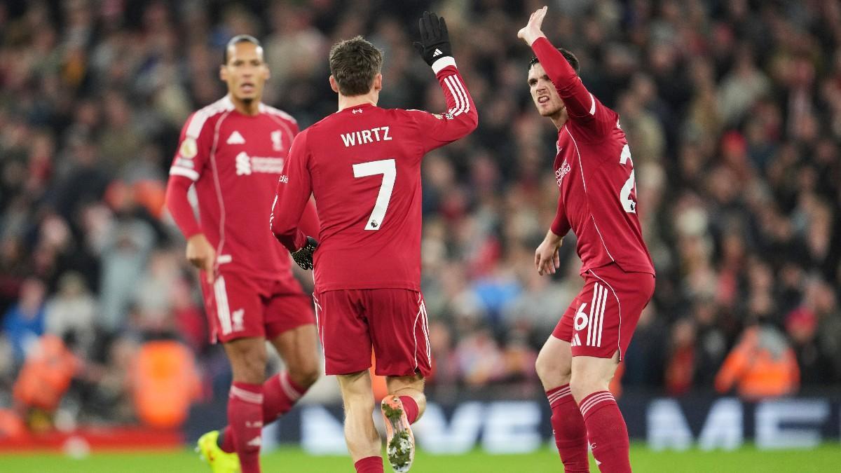 Robertson celebra con Wirtz el gol del empate