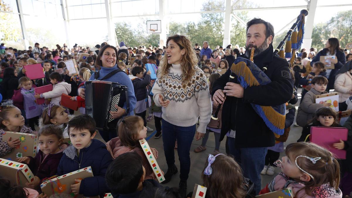 Arancha Ramos, Anabel Santiago y Jonathan García interpretan canciones de tonada rodeados de niños.