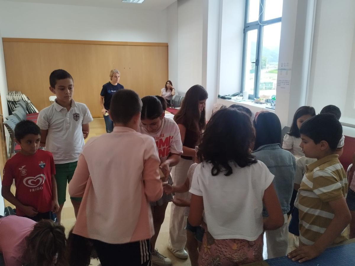 El taller "Misión Eclipse" en el Centro Cultural "Juan Velarde" de Salas, en imágenes
