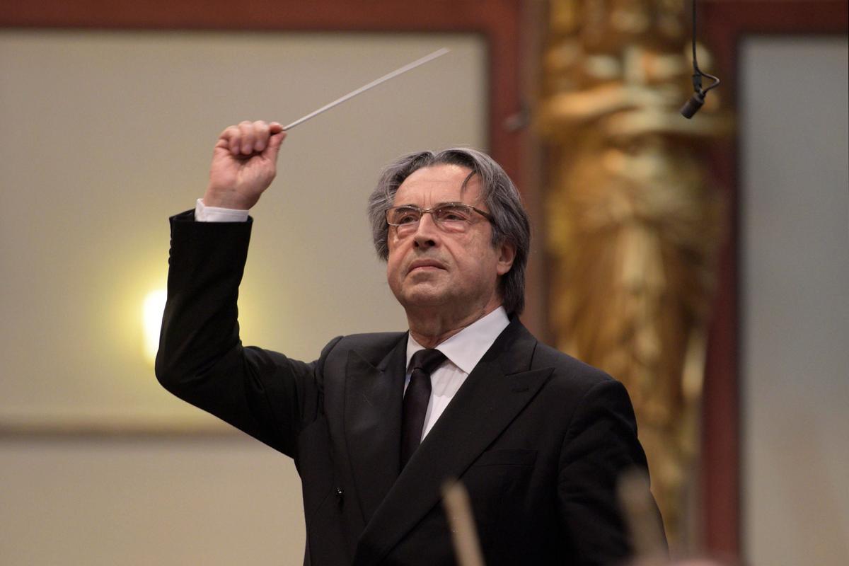 El maestro italiano Riccardo Muti dirige el Concierto de Año Nuevo de Viena de 2021