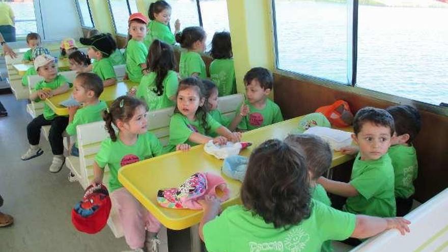 Los niños, disfrutando del viaje en barco.