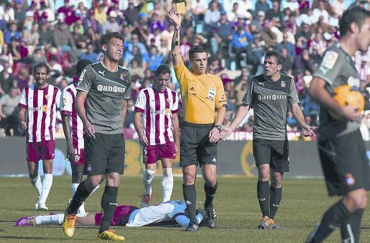 Del Cerro mostrala targeta groga a Héctor Moreno,ahir a Almeria. Del Cerro mostrala targeta groga a Héctor Moreno,ahir a Almeria.