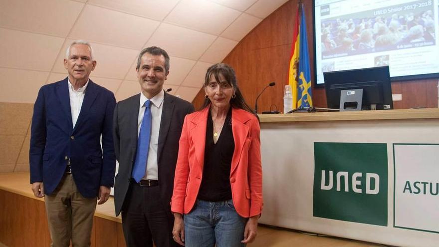 José Luis Cortés, Juan Carlos Menéndez Mato y Remedios Zapico, ayer, en la UNED.