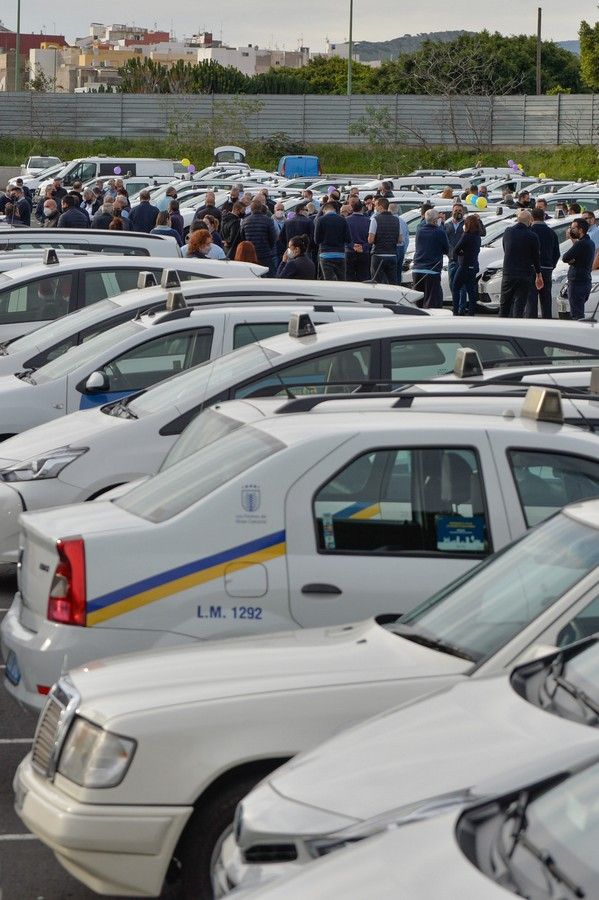 Manifestación-caravana para exigir la regulación del taxi