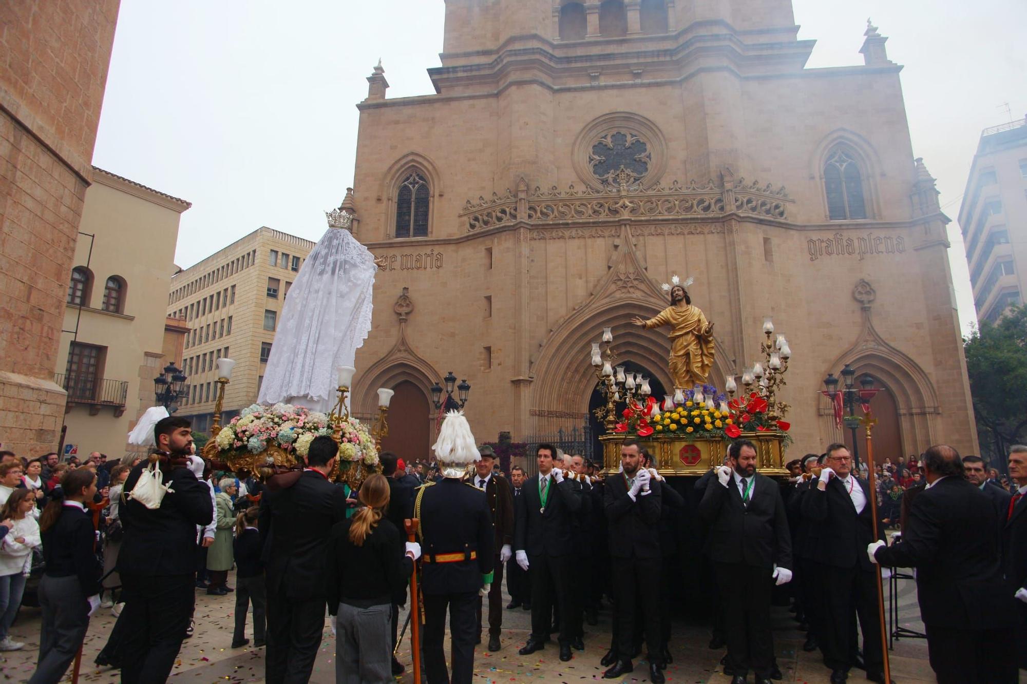 Emocionante procesión del Encuentro en Castelló en la mañana del Domingo de Resurrección.