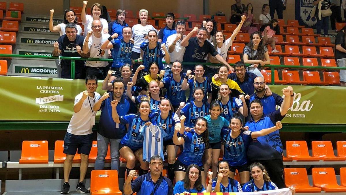 Celebración del ascenso del Handbol Onda.