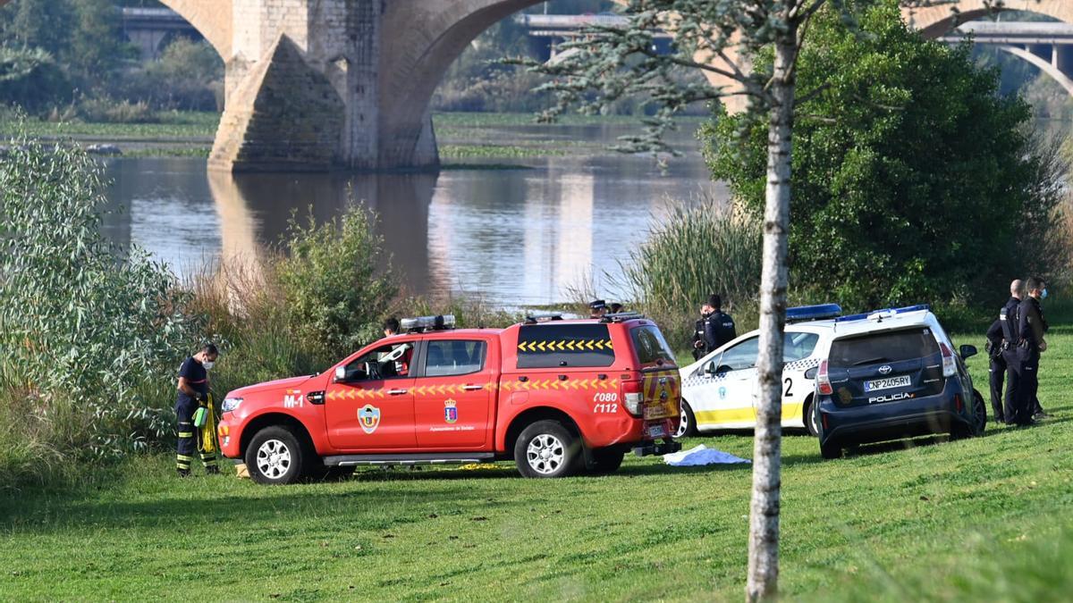 El cuerpo de la mujer ha sido rescatado y trasladado a la orilla de la margen derecha.