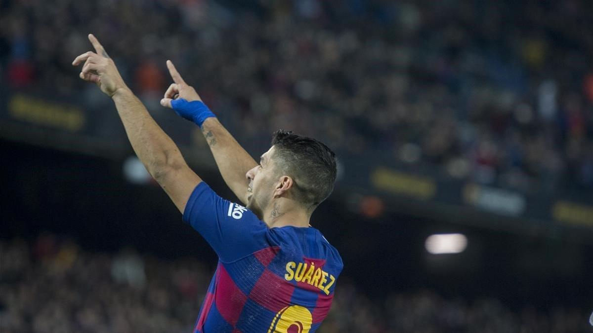 Luis Suárez celebra su soberbio gol de tacón al Mallorca en el Camp Nou.