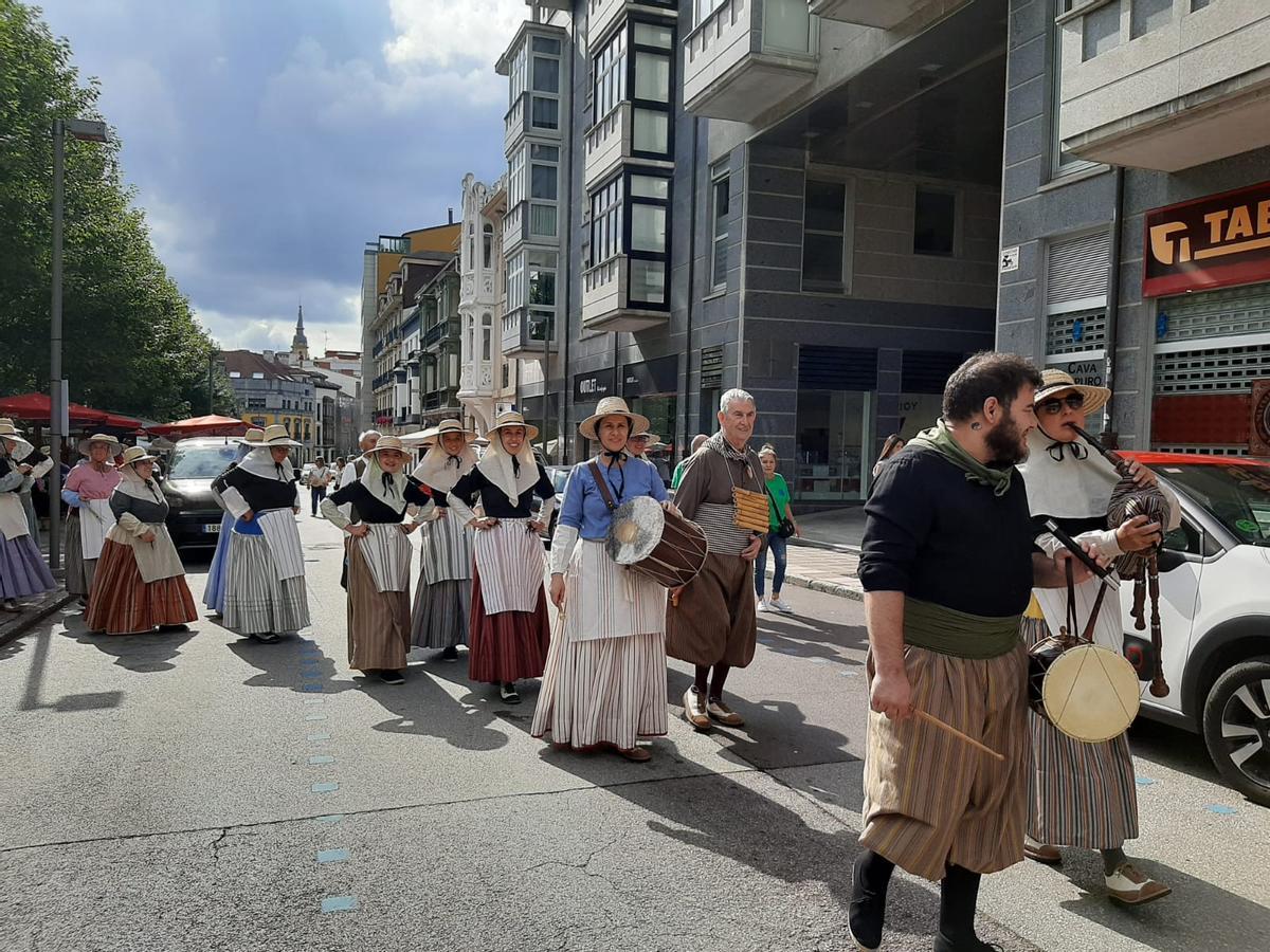 El desfile del Festival Folclórico internacional de Pola de Siero, en imágenes