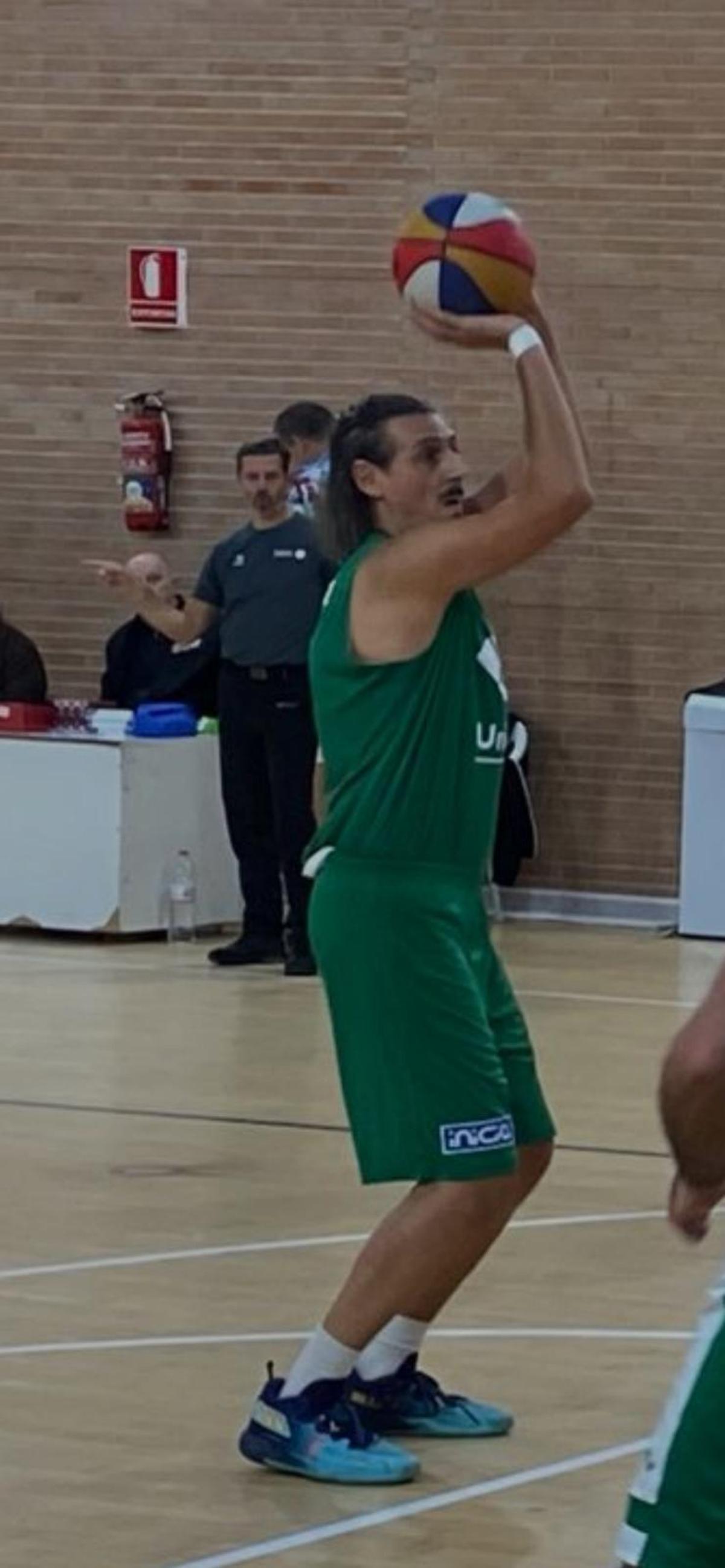 José Cárdenas, en un partido con el equipo de veteranos +50 del Unicaja.
