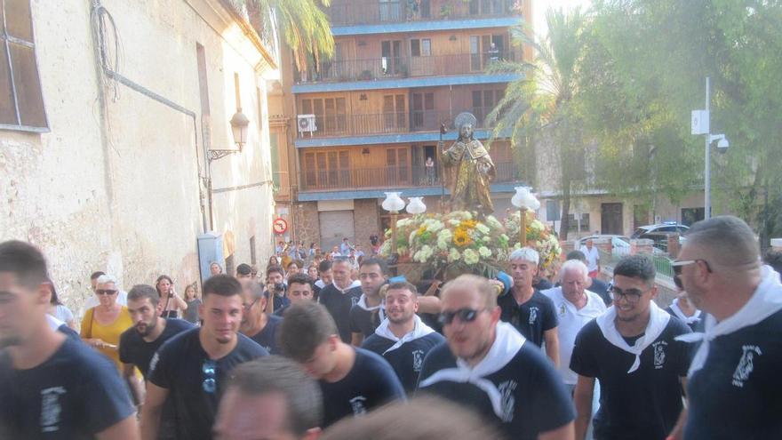 Sant Roc regresa a su ermita tras una semana de traslados por los barrios de Burjassot