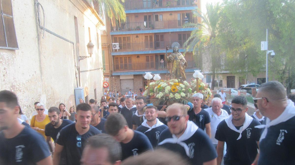 Sant Roc llega al recinto de la ermita.