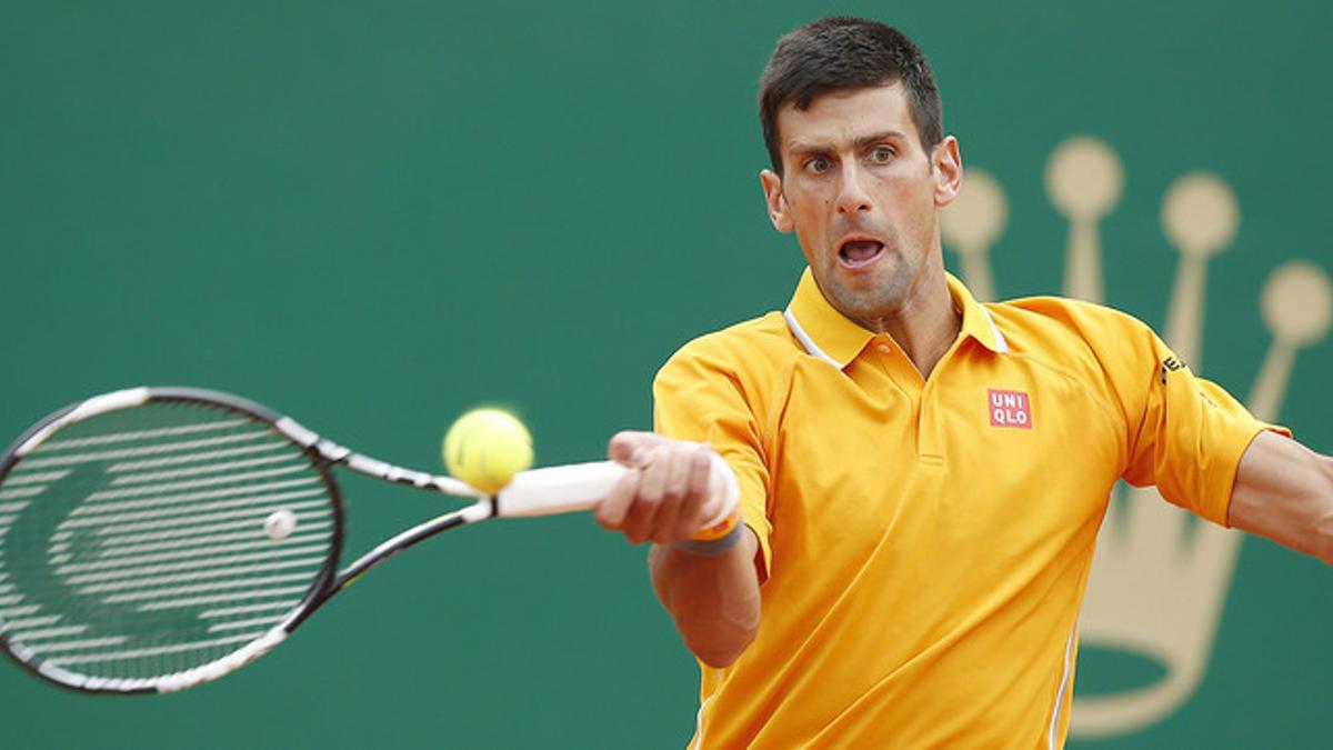 Novak Djokovic devuelve una bola a Tomas Berdych, durante la final del Master 1.000 de Montecarlo