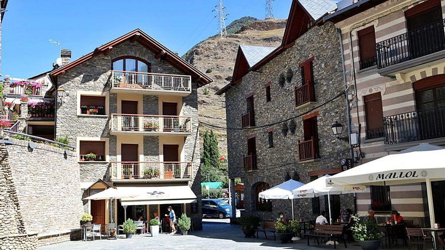 Imatge de la plaça de Llavorsí, una població del Pallars Sobirà