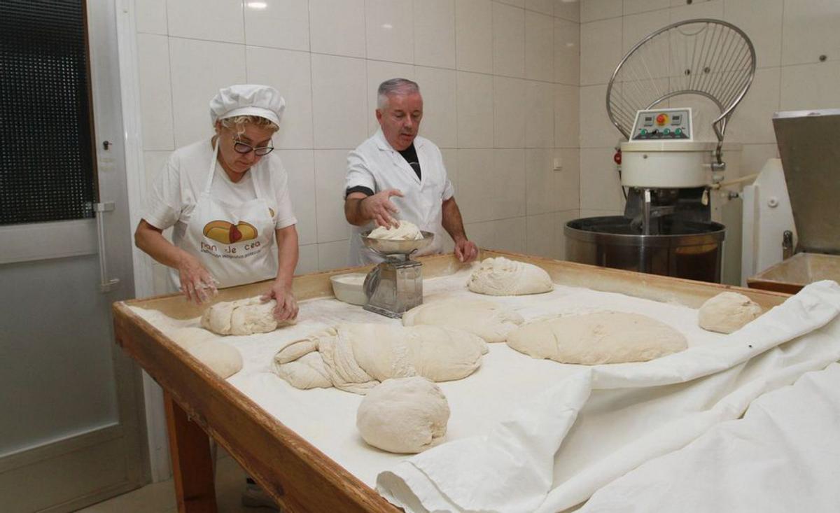 Relevo familiar en el horno, hijo y nuera mantienen la labor. | I.O.