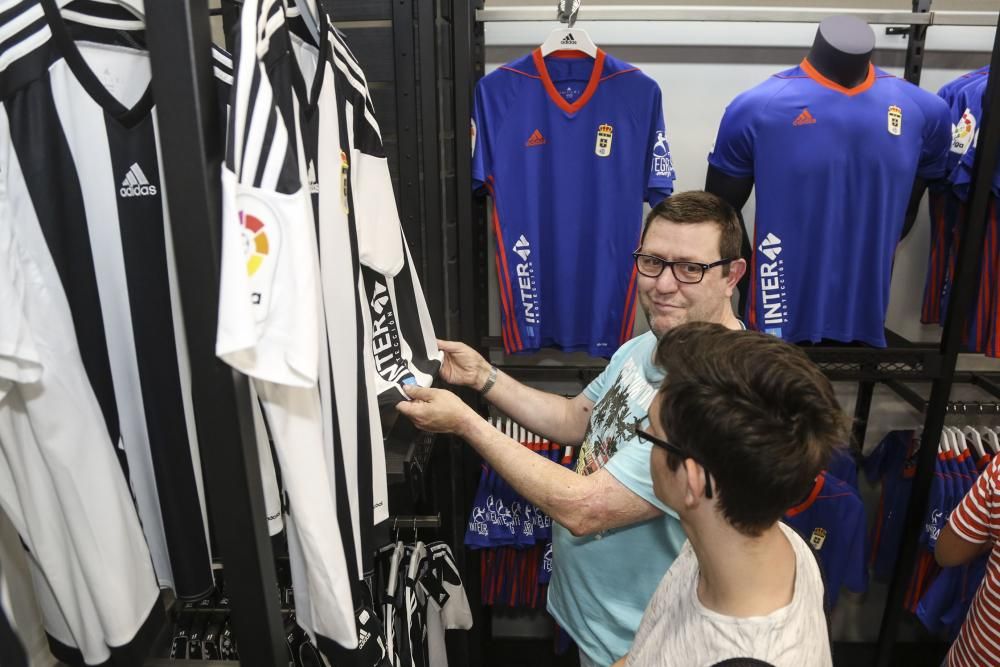 Presentación de la nueva camiseta del Real Oviedo