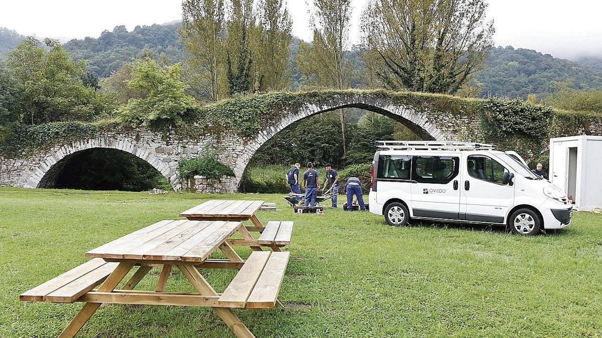 Operarios municipales trabajando en el merendero de las inmediaciones del puente medieval en 2017.