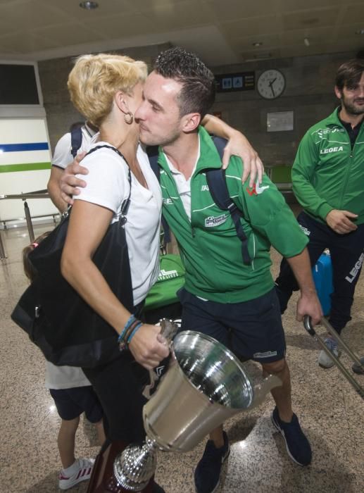 Los jugadores del Liceo regresan a casa tras conquistar la Supercopa de España
