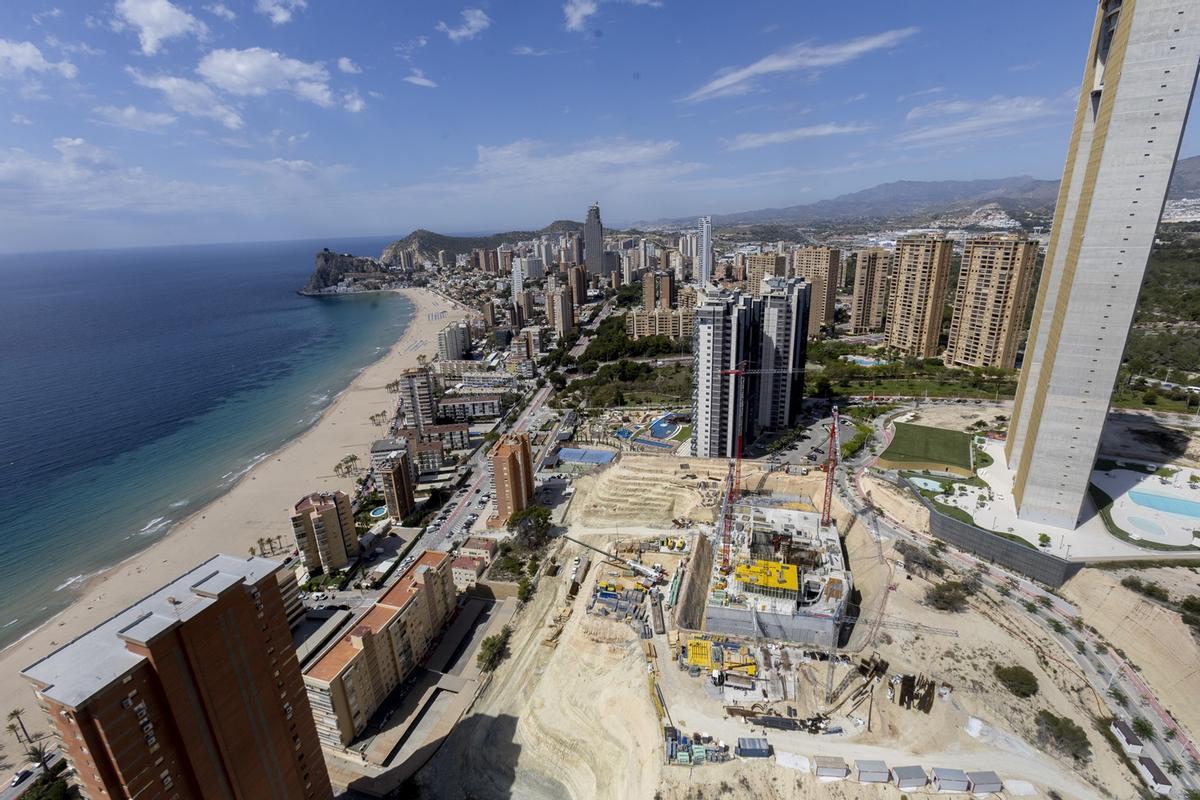 La base de la torre residencial en Benidorm se completó antes del verano.