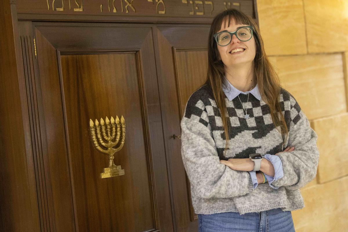 La historiadora Laura Miró, doctora por la Universitat de les Illes Balears (UIB) con una tesis sobre los chuetas, durante una entrevista con EFE.