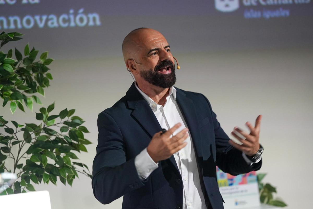 Pedro Mujica, embajador del pacto, durante su intervención sobre inteligencia artificial (IA) y tecnología en la sociedad actual.